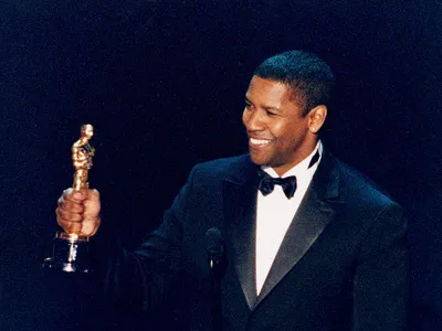 Denzel Washington at the Oscars, collecting an award.